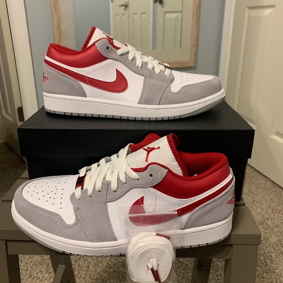 Air Jordan 1 Low SE Light Smoke Grey Gym Red - Picture 1 of 7